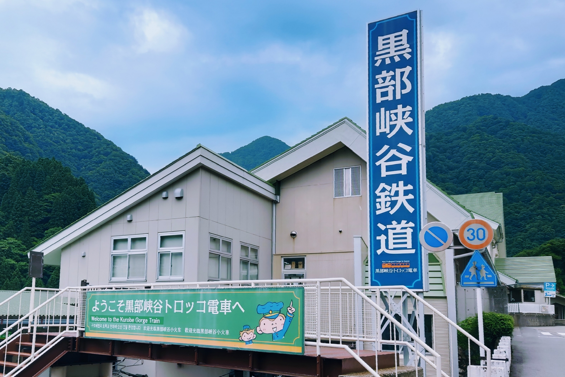 Kurobe Gorge Railway: Ride Through Japan’s Most Dramatic Autumn Landscape